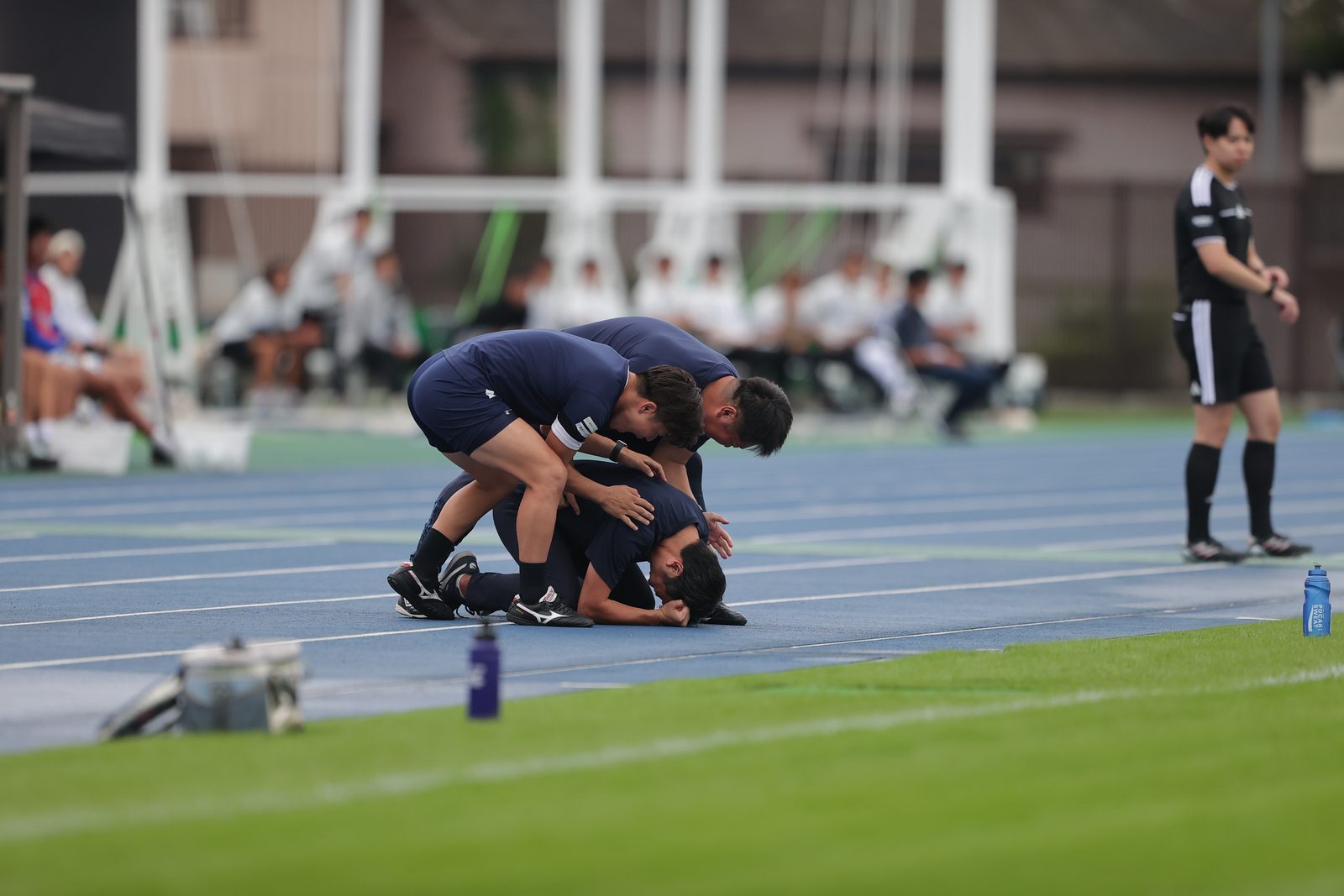 優勝の瞬間、ピッチで喜びをかみしめる東京ユナイテッドFCの選手たち